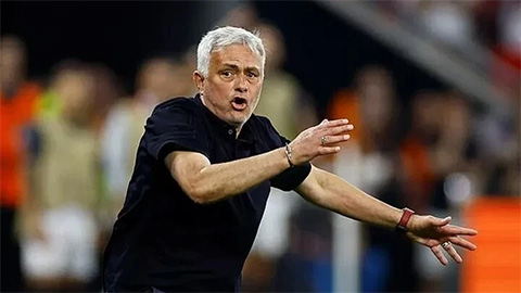Rơi vào cảnh thất nghiệp, Jose Mourinho vẫn lên chức 