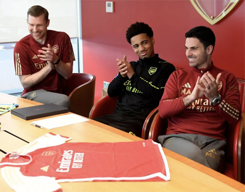 Ethan Nwaneri ký hợp đồng chuyên nghiệp với Arsenal