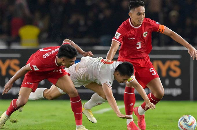 Hàng thủ Indonesia (áo đỏ) có thể hình to lớn. (Ảnh: BAY ISMOYO/Getty)