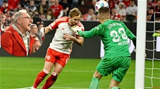  Bỏ lỡ khó tin, Harry Kane bị CĐV Bayern Munich bực tức la mắng