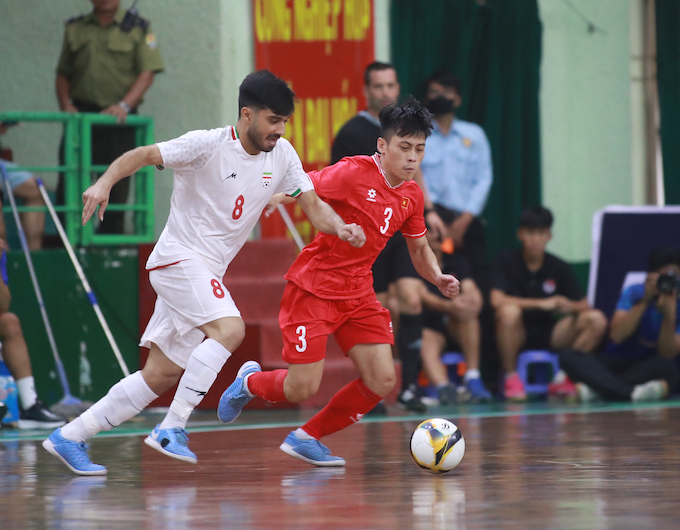 ĐT futsal Việt Nam không thể xuyên thủng lưới Iran. Ảnh: Đình Viên