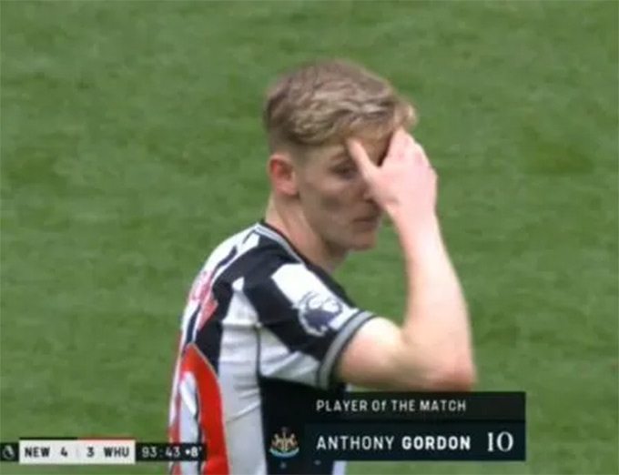 Gordon bị đuổi khỏi sân gần như cùng lúc với thời khắc nhận danh hiệu Cầu thủ xuất sắc nhất trận