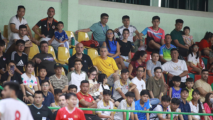 HLV Miguel Rodrigo (áo vàng) có mặt tài NTĐ Lãnh Binh Thăng để xem ĐT futsal Việt Nam. Ảnh: Đình Viên