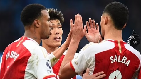 Arsenal lập kỳ tích sánh ngang MU sau trận hòa Man City