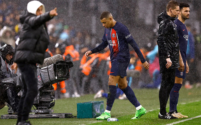 Mbappe cúi đầu rời sân trong cơn mưa tầm tã tại Marseille