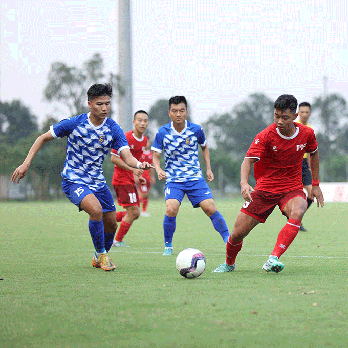 Các cầu thủ Bắc Ninh (áo xanh) vượt trội hoàn toàn so với Trẻ PVF