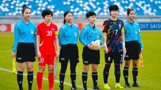 Trọng tài Lê Thị Ly điều hành trận đấu bán kết tại VCK U20 nữ châu Á 2024 tại Uzbekistan
