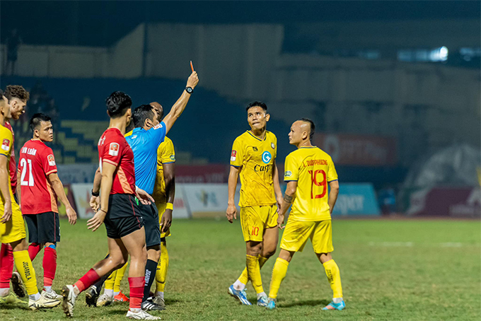 Hai cầu thủ Thanh Hoá đã phải nhận 2 thẻ đỏ trong trận đấu giữa Thanh Hoá vs CAHN