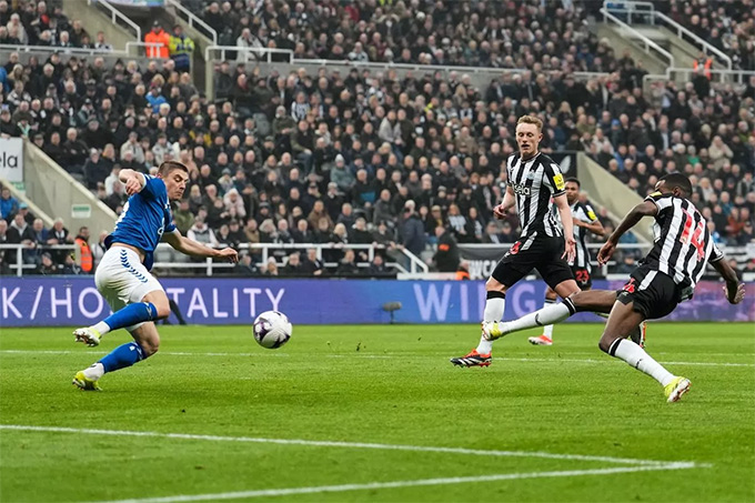 Isak ghi 1 trong những bàn thắng đẹp nhất trong màu áo Newcastle