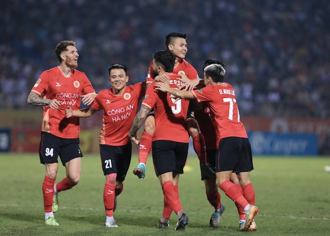 Quang Hải ấn định chiến thắng 2-0 cho CAHN. Ảnh: Đức Cường 