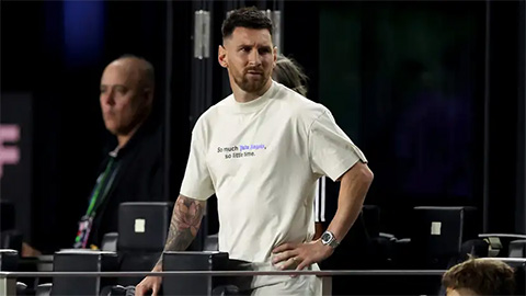 Messi xuống sân, 'sửng cồ' với HLV đối phương