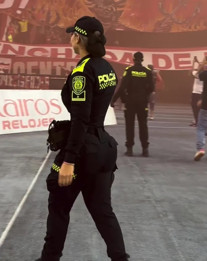 Nữ cảnh sát người Colombia khoe dáng giữa sân vận động cuồng nhiệt