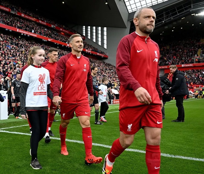 Fabio Aurelio (đứng sau) đã dính chấn thương nghiêm trọng ở trận đấu giữa các huyền thoại Liverpool và Ajax