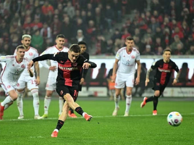 Florian Wirtz đá phạt đền thành công trong trận thắng Dusseldorf 4-0