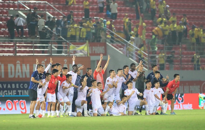 Niềm vui của đội bóng đất Cảng sau trận thắng Thanh Hoá. Ảnh: Phan Tùng 