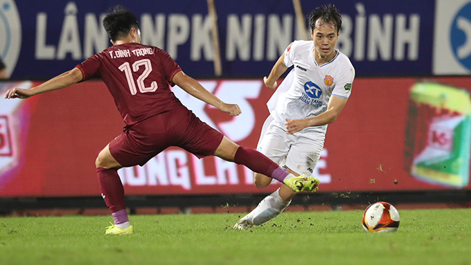 Hàng công của Nam Định (áo trắng) đạt hiệu suất đáng nể, nhưng hàng thủ lại để thủng lưới nhiều nhất V.League. Ảnh: Đức Cường