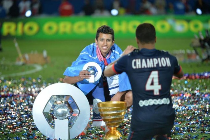 Marquinhos được Lucas Moura chụp ảnh với chức vô địch Ligue 1 năm 2014