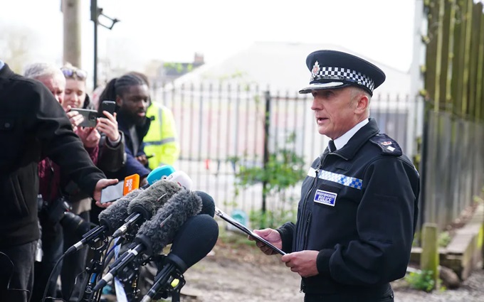 Giám đốc Tony Creely, chỉ huy quận Salford của Cảnh sát Greater Manchester, thông báo về vụ giết người
