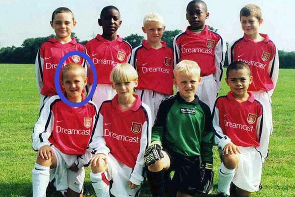 Kane trong màu áo đội trẻ của Arsenal