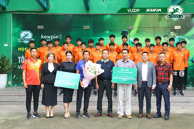 Học viện bóng đá Phù Đổng Ninh Bình ra mắt nhà tài trợ trang phục