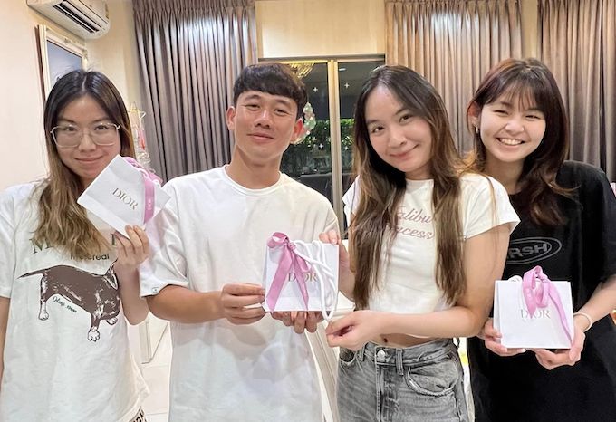 Minh Vương tặng quà cho 3 cô con gái của Kiatisuk. Ảnh: FBNV