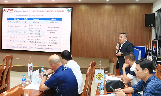 Ông Nguyễn Minh Ngọc trình bày dự thảo lịch thi đấu và một số vấn đề liên quan công tác tổ chức mùa giải mới
