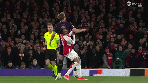 Kane thoát thẻ đỏ khó tin trước Arsenal như thế nào?