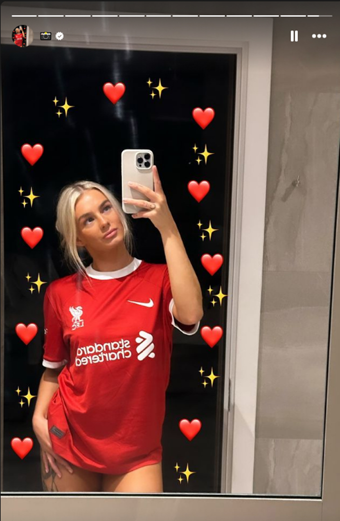 Nữ võ sỹ Sammy-Jo Luxton đã đăng bức ảnh selfie trước gương với chiếc áo của Liverpool. Ít ai biết cô nàng xinh đẹp này là fan Liverpool. Cô hi vọng Liverpool có thể giành chức vô địch Europa League mùa này.