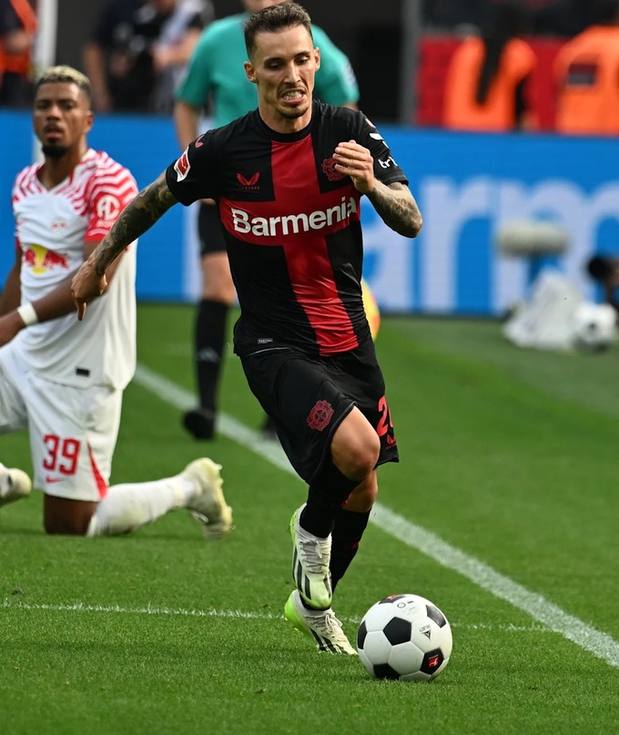 Grimaldo là "cơn lốc đường biên trái" của Leverkusen