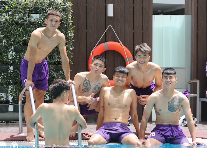 Các hot boy U23 Việt Nam khoe dáng tại hồ bơi. Ảnh: Nhật Đoàn 
