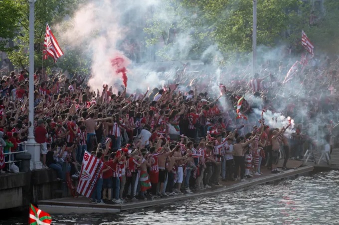 Hàng ngàn người hâm mộ xếp hàng dọc bờ sông để xem lễ diễu hành cúp của Athletic Bilbao