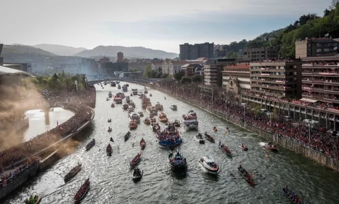 Các CĐV Bilbao đi thuyền xung quanh để hộ tống đội bóng chiến thắng