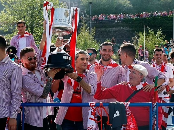 Các cầu thủ Bilbao và HLV Valverde nâng cúp cùng các cựu danh thủ