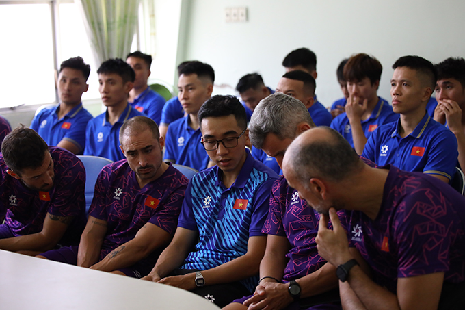 ĐT futsal Việt Nam trong buổi gặp mặt với Phó chủ tịch VFF, Trần Anh Tú. Ảnh: Phan Hồng