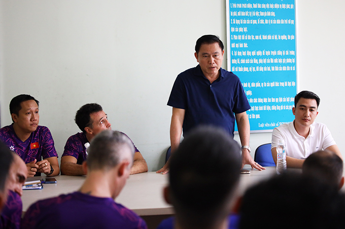 Phó chủ tịch Trần Anh Tú yêu cầu toàn đội không được phép chủ quan trong khi thi đấu. Ảnh: Phan Hồng