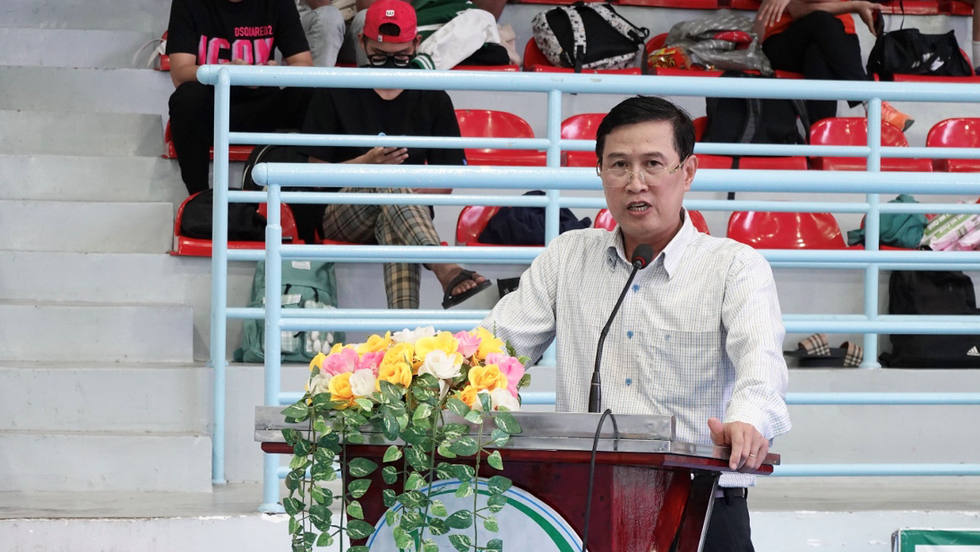 Ông Phan Văn Lam – Giám đốc Trung tâm HLTĐTT tỉnh, Phó Trưởng BTC phát biểu Khai mạc Giải vô địch Bóng chuyền nam - nữ tỉnh Bình Dương năm 2024