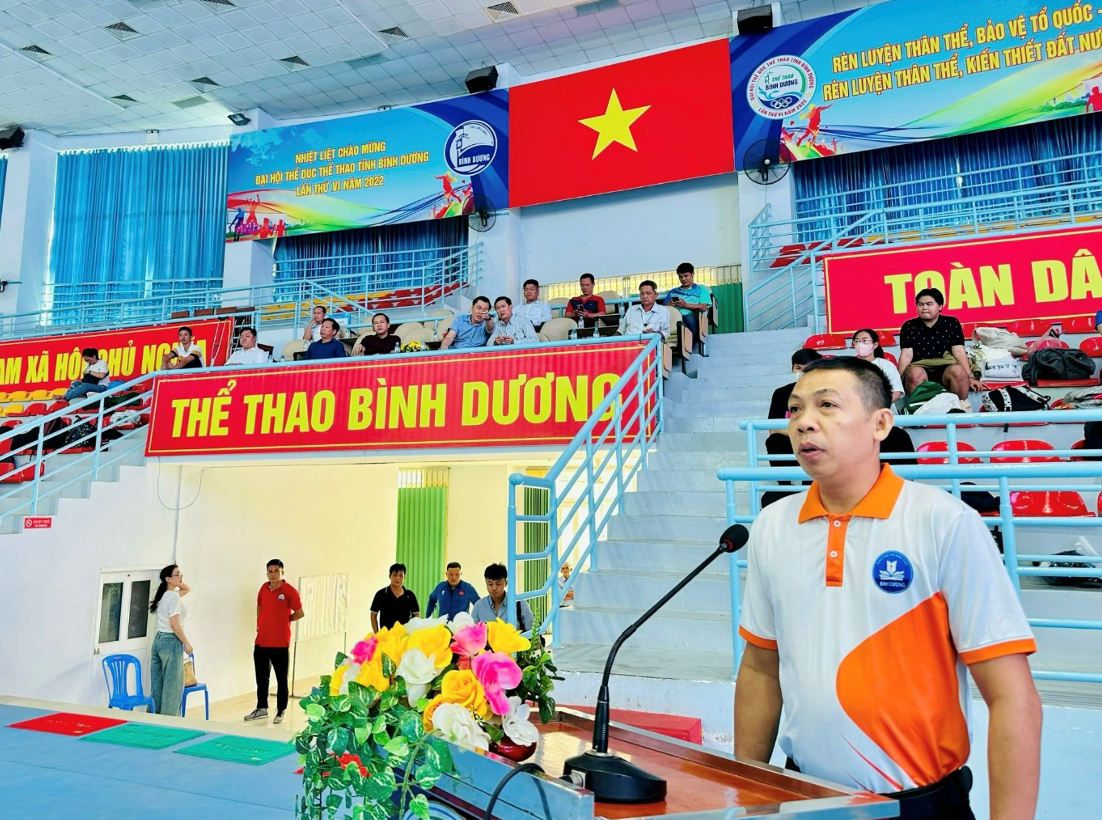 Đại diện trọng tài tuyên thệ tại Giải vô địch Bóng chuyền nam - nữ tỉnh Bình Dương năm 2024
