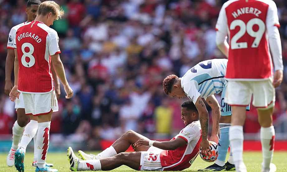 Jurrien Timber gặp chấn thương nghiêm trọng, chỉ sau 50 phút thi đấu trận mở màn Premier League
