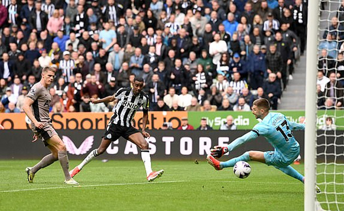 Isak tỏa sáng ở trận Newcastle vs Tottenham với 1 cú đúp