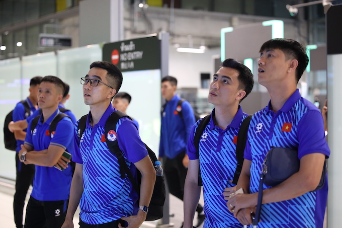 Trưởng đoàn Trần Anh Minh (thứ hai từ phải sang) đang dò tìm băng chuyền để lấy hành lý khi đến sân bay Bangkok