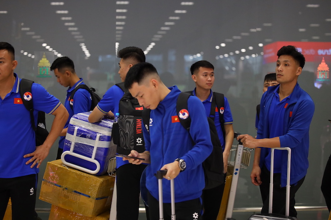 Các cầu thủ lấy hành lý để về khách sạn