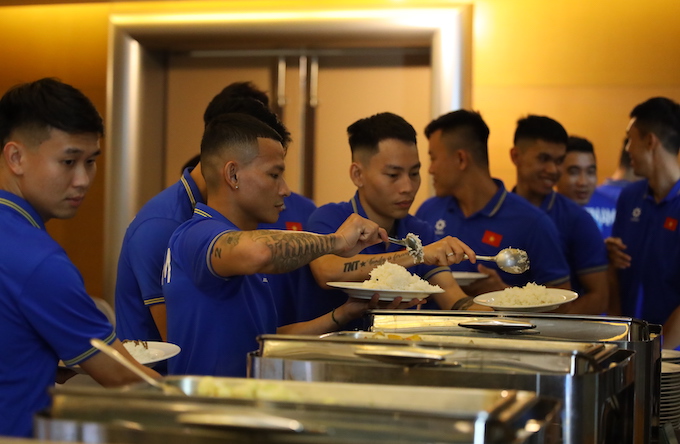 ĐT futsal Việt Nam dùng buffet tại khách sạn 
