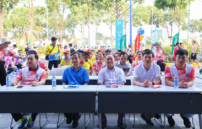 Đông đảo đại biểu lãnh đạo và lực lượng VĐV tham dự lễ khai mạc giải.