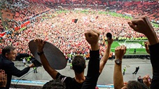 Biển người ăn mừng chức vô địch Bundesliga lần đầu tiên của Leverkusen