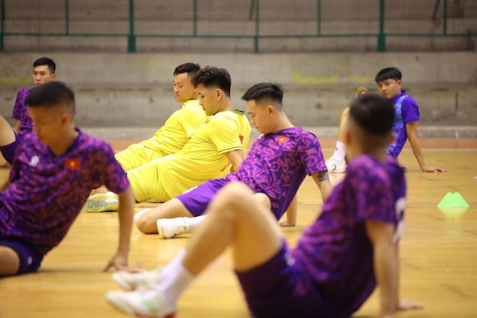 ĐT futsal  Việt Nam tập luyện ngay khi đến Thái Lan. Ảnh: Phan Hồng