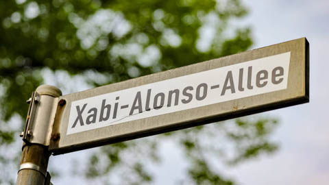  Leverkusen tôn vinh Xabi Alonso theo cách đặc biệt nhất