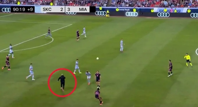 Cheuko lao vào sân với tốc độ xé gió ngay khi phát hiện có người tiếp cận Messi