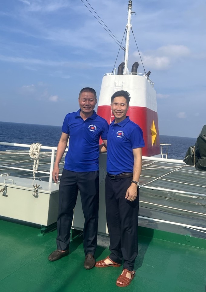HLV Chu Đình Nghiêm và các thành viên đoàn Hải Phòng khi bước vào chuyến hải trình. Ảnh: Văn Hoàn