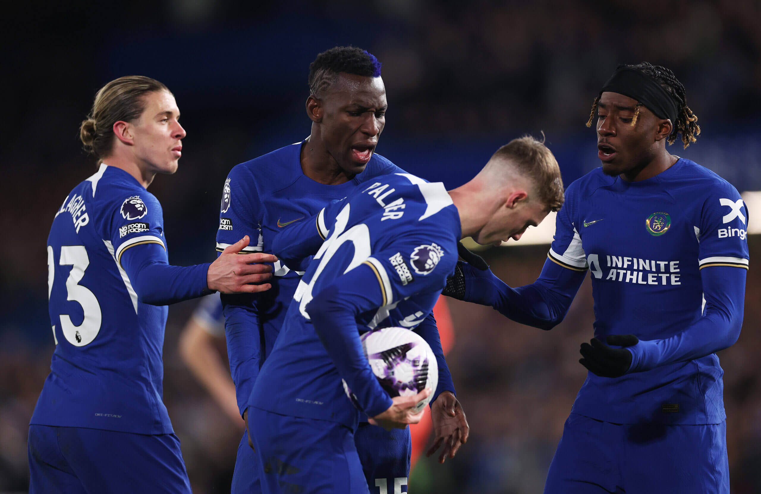 Màn tranh nhau đá penalty của các cầu thủ Chelsea khiến HLV xấu hổ