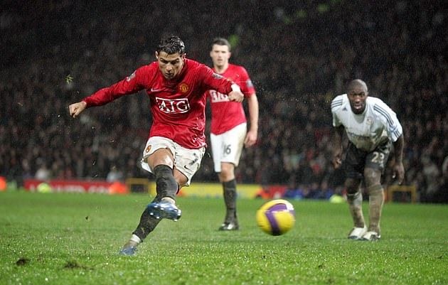 Tevez và Ronaldo: Năm 2007, trong trận đấu của Man Utd với Derby, Tevez muốn thực hiện cú sút 11m để hoàn thành hattrick đầu tiên của mình cho CLB, nhưng Ronaldo không cho.